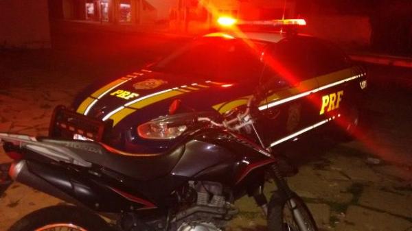 PRF prende motoqueiro com documentos falsificados e apreende motocicleta com sinais de adulteração.(Imagem:PRF)