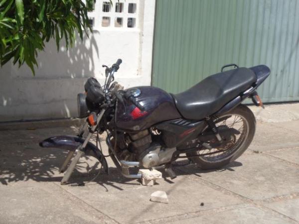 Polícia encontra motocicleta abandonada às margens do Rio Parnaíba, em Floriano.(Imagem:FlorianoNews)