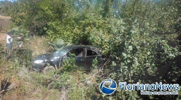 Carro capota após motorista perder o controle em curva da morte.(Imagem:FlorianoNews)