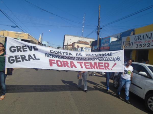 Manifestação contra reformas trabalhista e previdenciária toma ruas de Floriano.(Imagem:FlorianoNews)