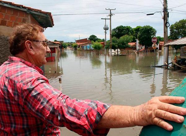 Prefeito Mão Santa esteve nos locais alagados.(Imagem:Fábio Barros)