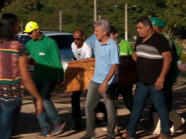 Corpo de jornalista Júnior Araújo é enterrado em Teresina.(Imagem:Reprodução/TV Clube)