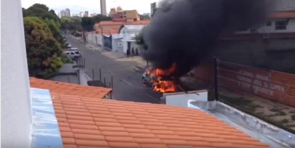 Curto-circuito destrói carro e motorista escapa ileso.(Imagem:Divulgação)