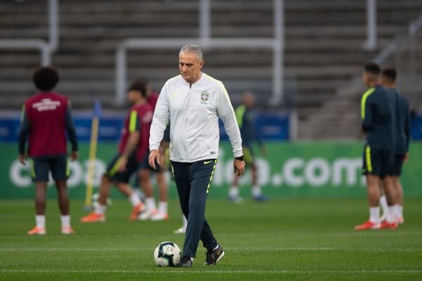 Tite caminha pelo gramado da Arena Corinthians.(Imagem:Pedro Martins/MoWA Press)