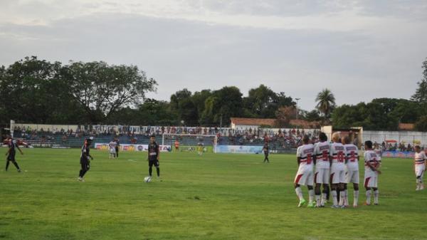 Cobrança de falta para o Cori-Sabbá que buscava empatar.(Imagem:Renan Morais/GLOBOESPORTE.COM)