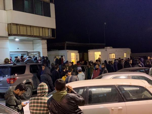 Pessoas esperam para doar sangue após um ataque a uma academia militar em Trípoli, na Líbia(Imagem:Reprodução/Reuters)