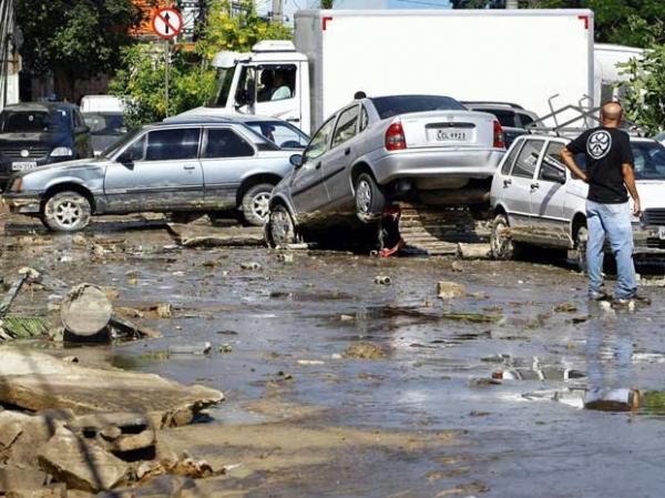 Forte corrente de detritos invadiu estabelecimentos, arrastou veículos e feriu pessoas(Imagem:Pablo Jacob/Agência O Globo)