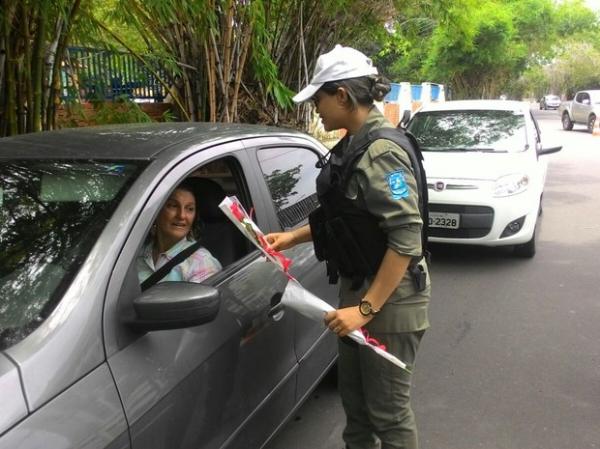 Ação da PM distribuiu rosas para as mulheres em Teresina.(Imagem:Divulgação/PM)