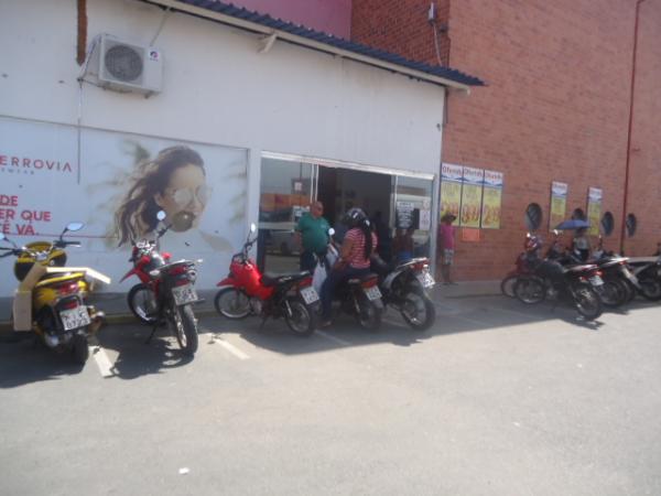Dupla tenta roubar motocicleta e troca tiros com segurança de supermercado em Floriano.(Imagem:FlorianoNews)