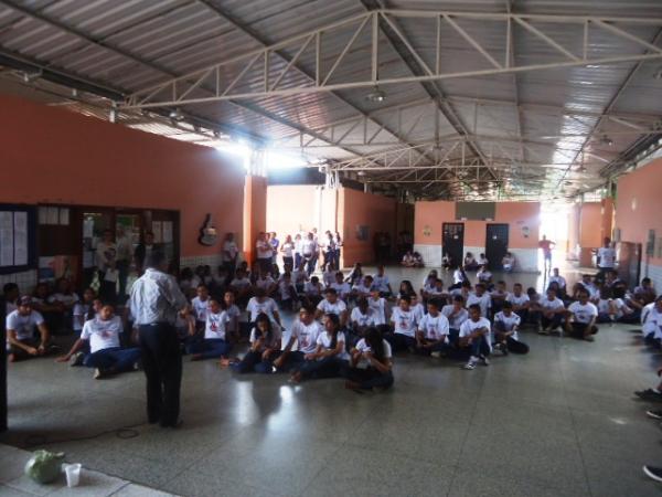 Estudantes recebem orientações sobre o combate ao mosquito.(Imagem:FlorianoNews)