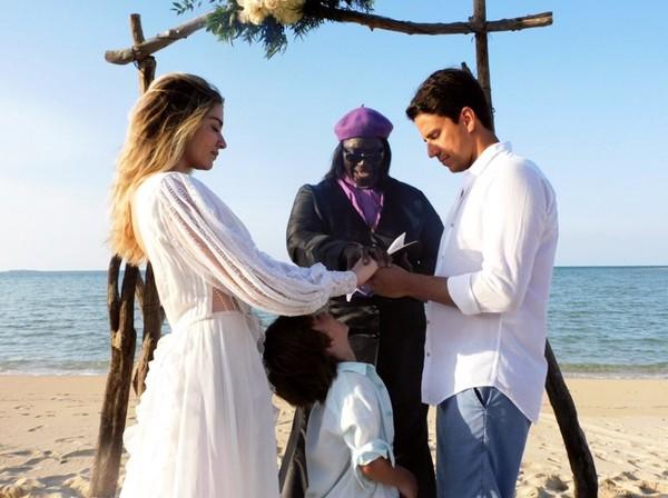 A cerimônia foi celebrada por uma reverenda e Tunico, o primeiro filho de Luma Costa e Leonardo quis abençoar as alianças.(Imagem:Reprodução/Instagram)