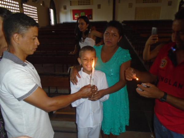 Crianças recebem o batismo na Igreja Matriz de Nossa Senhora das Mercês.(Imagem:FlorianoNews)