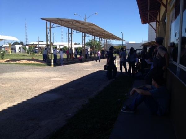 Alunos aguardam exames no pátio do Detran-PI em Teresina.(Imagem:Catarina Costa/G1)