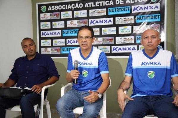 Ainda sem auxiliar técnico e preparador físico, Francisco Diá é apresentado ao lado de diretoria alviverde.(Imagem:Luís Júnior)