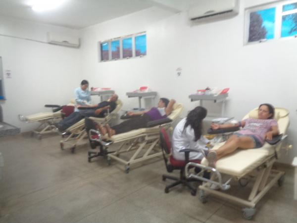 Estudantes do CEEP realizam doação de sangue no Hemocentro.(Imagem:FlorianoNews)