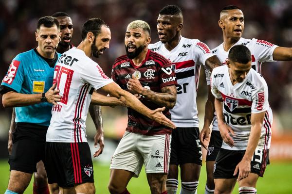 Juanfran reclama com Gabigol em Flamengo x São Paulo.(Imagem:Jorge R Jorge/BP Filmes)