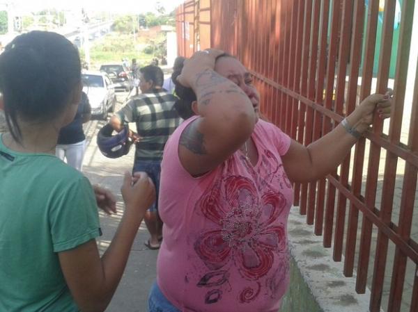 Famílias se desesperam ao ouvir disparos dentro da Casa de Custódia.(Imagem:Gustavo Almeida/G1)