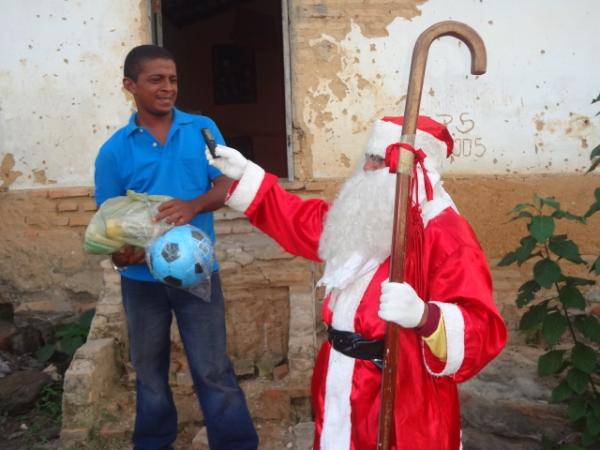 Papai Noel entrega brinquedos e cestas básicas em Floriano. (Imagem:FlorianoNews)