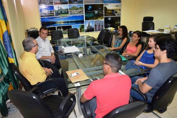 Professor e Acadêmicos dos Cursos de Administração e Biologia da UFPI apresentam projeto voltado para catadores de lixo.(Imagem:Secom)