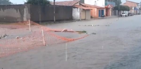 Chuva intensa causa alagamentos em vários pontos de Floriano.(Imagem:Reprodução/Whats App)