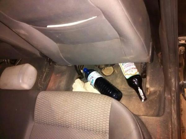 Garrafas de bebidas foram encontradas no carro do padre.(Imagem:PRF)