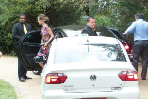 Ana Furtado e Boninho chegam para o casamento de Pedro Bial e Maria Prata, em Petrópolis, no Rio, neste sábado, 23.(Imagem:Marcello Sá Barreto / AgNews)