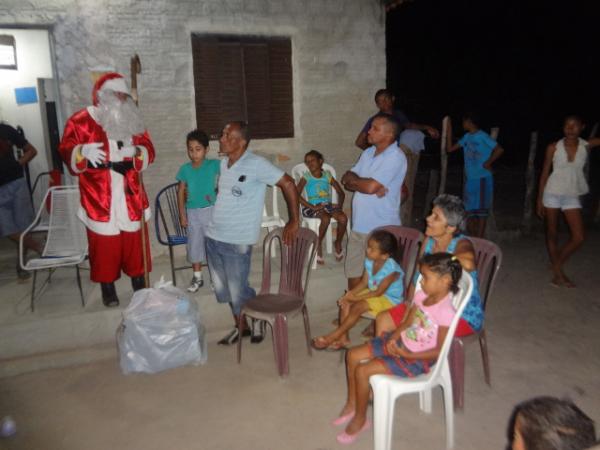 Papai Noel entregou presentes às crianças da localidade Papa Pombo.(Imagem:FlorianoNews)