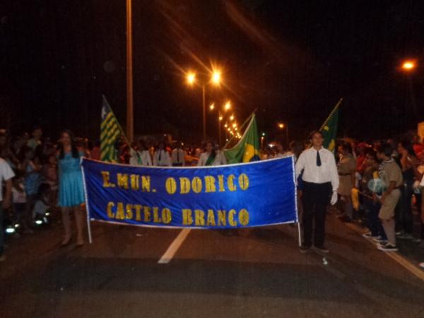 Recorde de público prestigia desfile cívico na Avenida Frei Antônio Curcio.(Imagem:FlorianoNews)