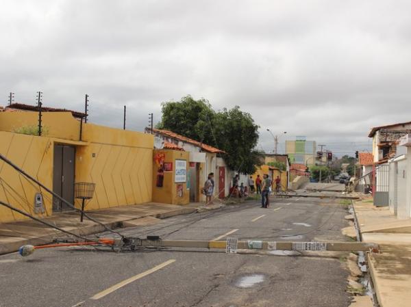 Moradores acordaram assustados com o barulho.(Imagem:Gustavo Almeida/G1)