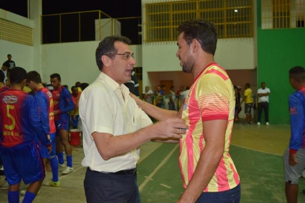 Prefeito Gilberto Júnior é homenageado no Torneio Férias de Inverno.(Imagem:Secom)