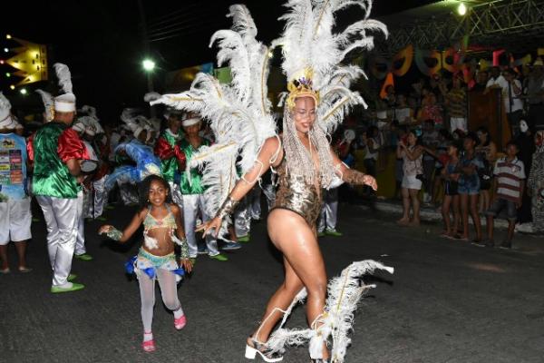 Desfile das Escolas de Samba e Arrastão fecham Carnaval de Floriano 2018.(Imagem:SECOM)