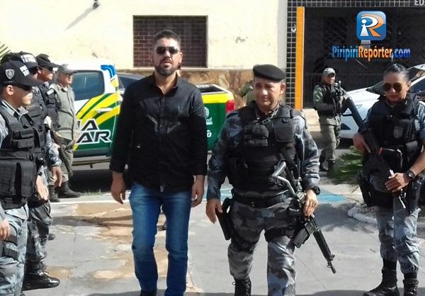 Acusado chegou escoltado pela polícia.(Imagem:Piripiri Repórter)