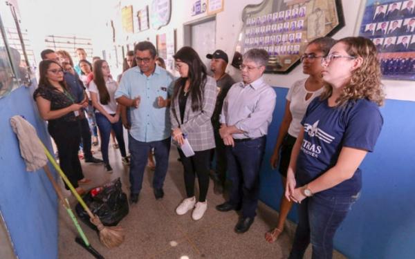 Deputados vistoriam Uespi do Dirceu, encontram lixo acumulado e reclamações de estudantes.(Imagem:Roberta Aline/Cidadeverde.com)