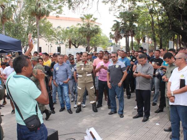 Policiais militares e bombeiros montaram acampamento em protesto.(Imagem:Catarina Costa/G1)