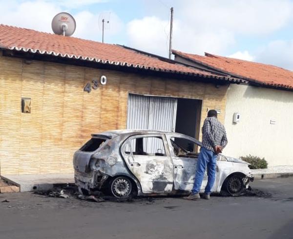 Veículo foi incendiado na porta da casa do dono, um policial militar reformado, em Água Branca - Piauí.(Imagem: Polícia Militar)