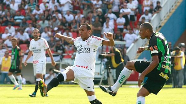 Liedson, do Corinthians, em disputa com Micão, do América-MG.(Imagem:Ag. Estado)