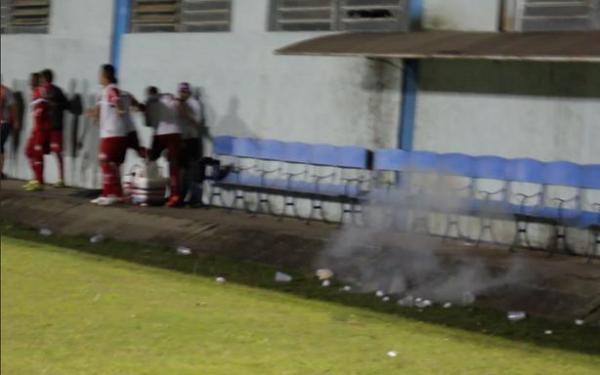Rojão é disparado contra banco do River-PI, e jogadores saem assustados.(Imagem:Renan Morais)