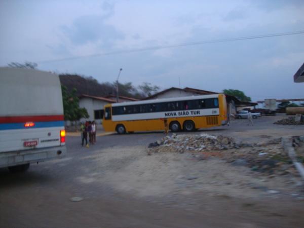 ônibus chegando nos postos de Floriano(Imagem:redação)