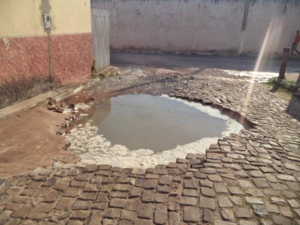 Rompimento de cano deixa bairros de Floriano sem água.(Imagem:FlorianoNews)