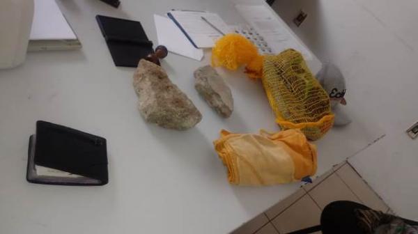Pedras e objetos apreendidos com o suspeito.(Imagem:FlorianoNews)