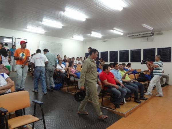 Agentes de saúde recebem fardamento em Floriano.(Imagem:FlorianoNews)