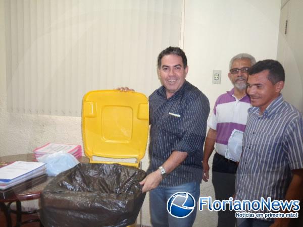 Prefeitura de Floriano adquire carrinhos coletores de lixo para limpeza pública.(Imagem:FlorianoNews)
