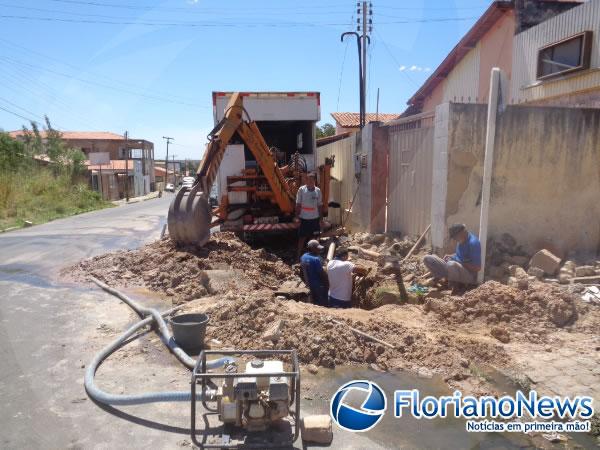 Vazamentos em canos suspendem abastecimento de água em Floriano.(Imagem:FlorianoNews)