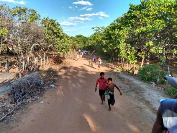 Palhaço Carrapeta faz a alegria das crianças com distribuição de bombons (Imagem:FlorianoNews)