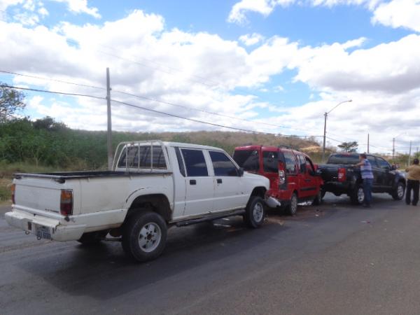 Engavetamento entre três veículos é registrado na BR-230 em Floriano.(Imagem:FlorianoNews)