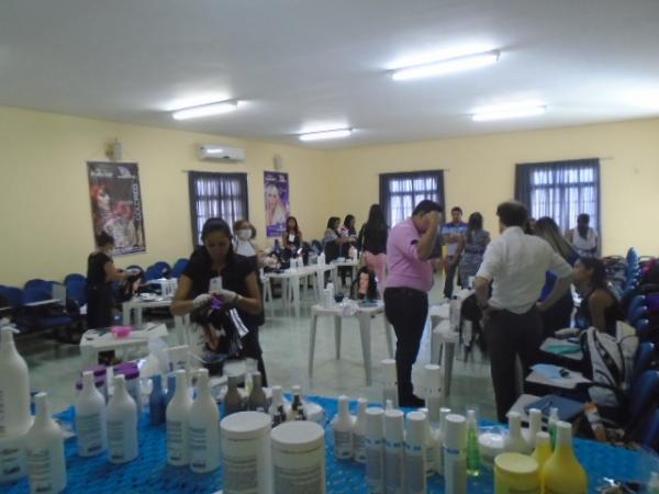 Academia Pratic Hair promove curso de aperfeiçoamento para cabeleireiros em Floriano.(Imagem:FlorianoNews)
