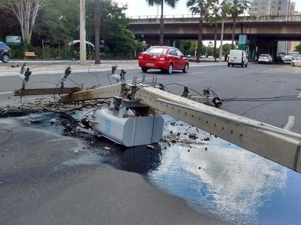 Caminhão derrubou poste na Av. Marechal Castelo Branco.(Imagem:Renan Nunes)