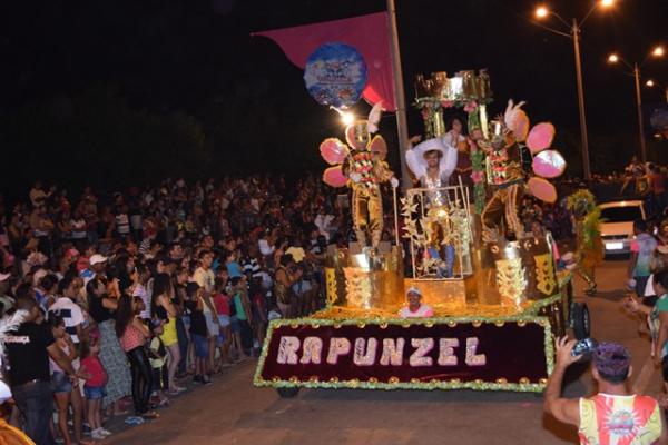 Escolas de Samba encerram com desfile o Carnaval dos Novos Sonhos de Floriano.(Imagem:Waldemir Miranda)