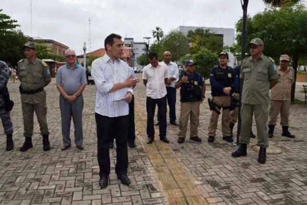 Prefeito Gilberto Júnior e PM fazem panfletagem com dicas de segurança para o carnaval.(Imagem:Waldemir Miranda)