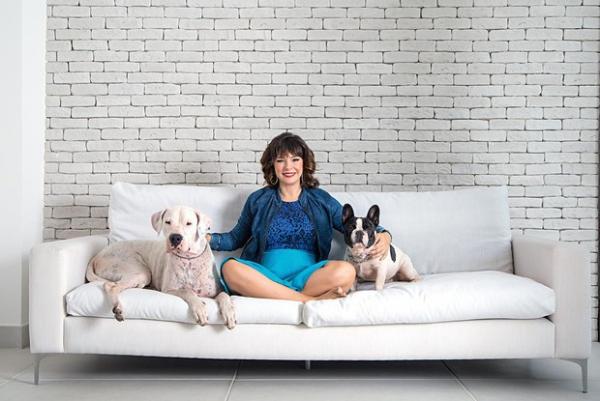 Mãe, mulher, empresária e atriz: Regiane Alves conta como consegue conciliar todos os compromissos e ainda cuidar dos cachorros Lolla e Tarantino no dia a dia.(Imagem:Chico Cerchiaro/Divulgação)